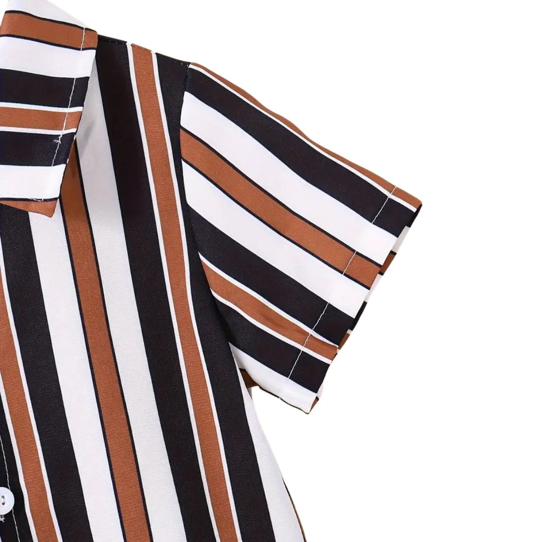 Conjunto a rayas de camisa manga corta y short para niños
