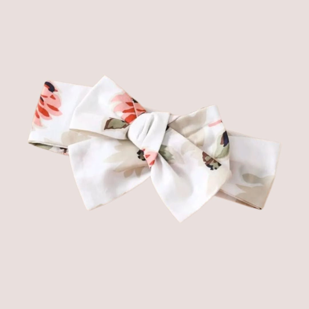 Conjunto de tres piezas blusa falda y cintillo con estampados para niña