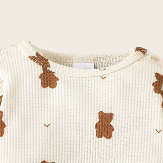 Conjunto de mono y sombrero con diseño de oso de dibujos animados