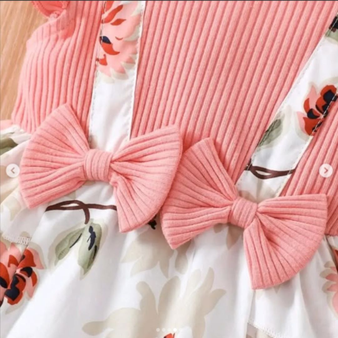 Conjunto de tres piezas blusa falda y cintillo con estampados para niña